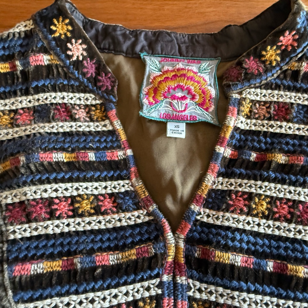 Chic long sleeve velvet shirt with detailed embroidery.